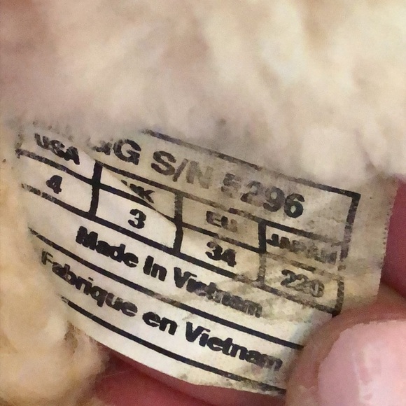 Ugg Dakota Slippers Black Size 4 in GUC - Picture 10 of 10